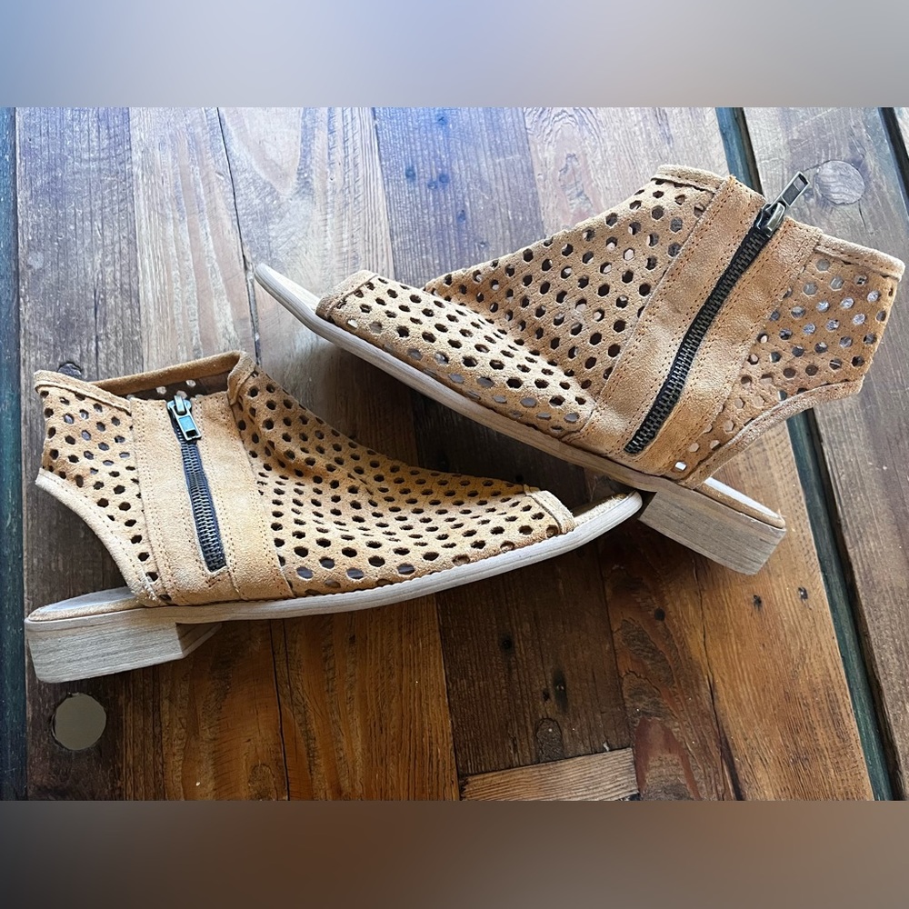 Anthropologie Musse and Cloud Aira Sandals